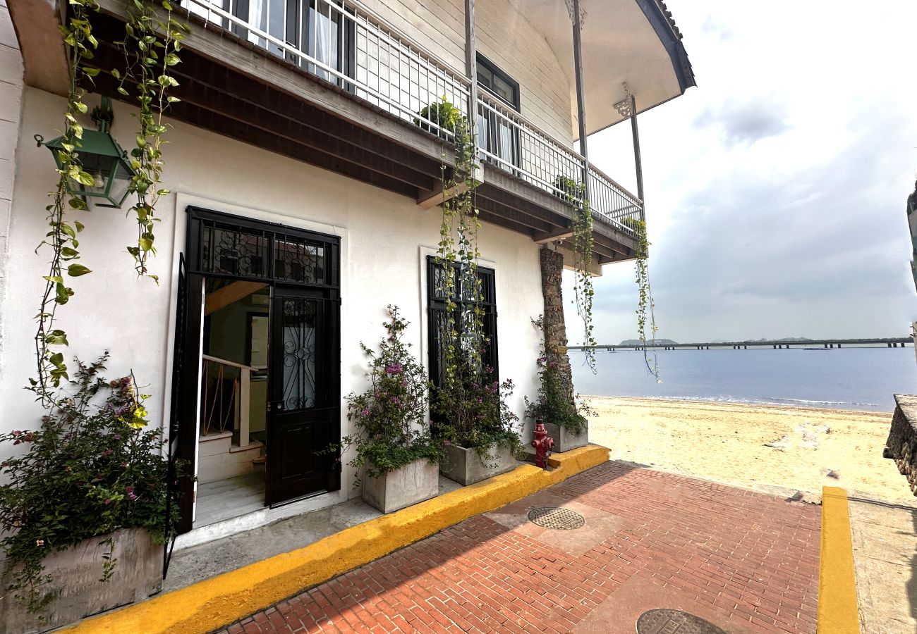 Casa en Ciudad de Panamá - Única casa con acceso directo a la playa, cuatro recamaras, balcón y de diseño