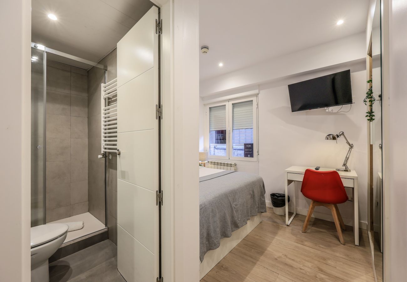 Rent by room in Madrid - Blasco de Garay, double room with gym 111 