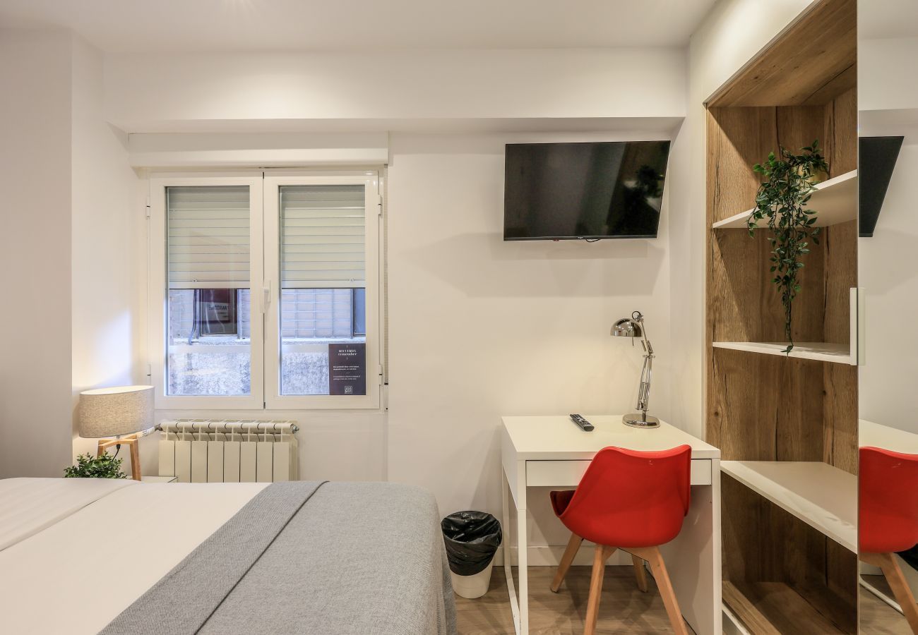 Rent by room in Madrid - Blasco de Garay, double room with gym 111 