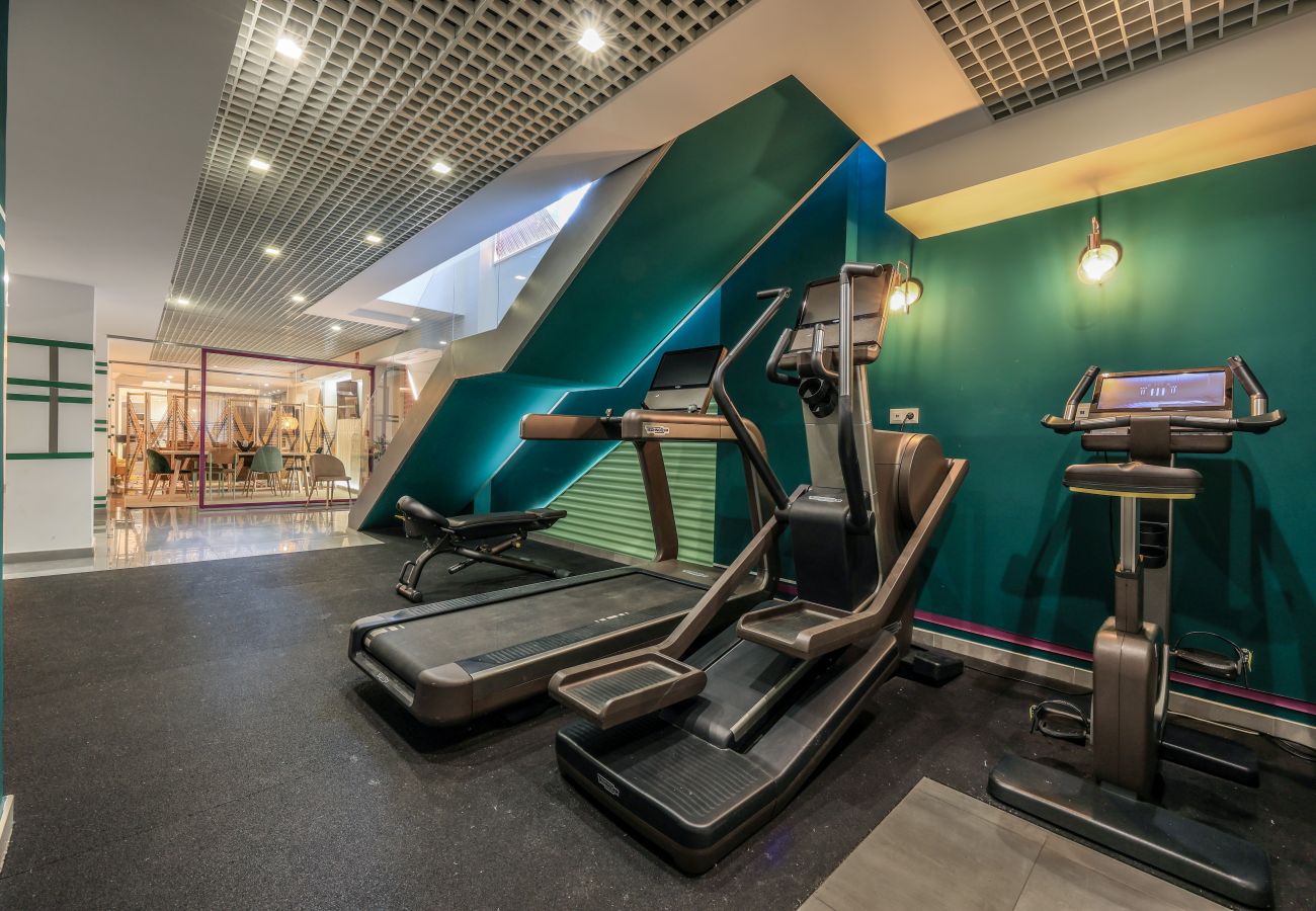 Rent by room in Madrid - Blasco de Garay, double room with gym 105 
